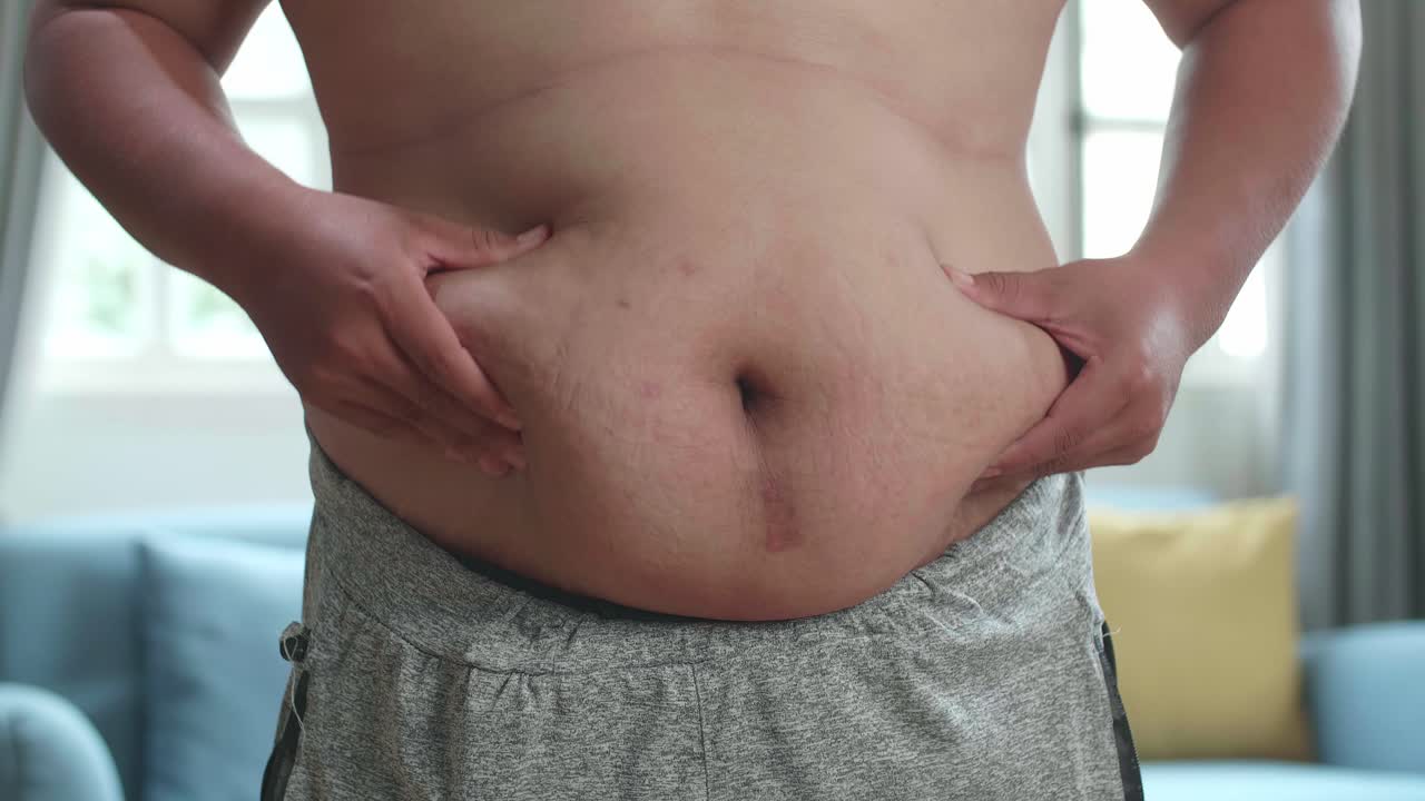 Uomo con una pancia grande