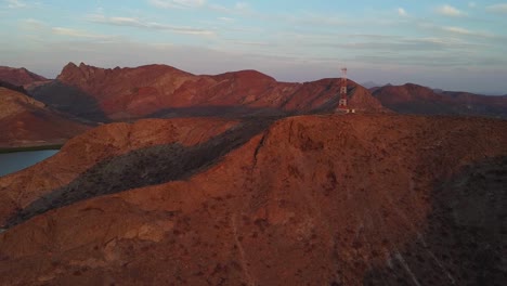 Luftaufnahme-Des-Balandra-Overlook-Während-Der-Goldenen-Stunde,-Wüstenlandschaft,-Baja-California-Sur,-Mexiko