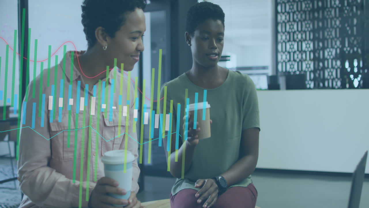 Animation de plusieurs graphiques superposés à des collaboratrices diverses discutant et buvant du café au bureau.