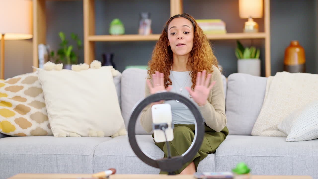 influenciador grabando un video en un teléfono en casa