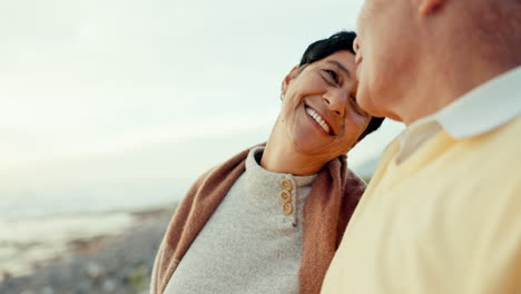 pareja de alto nivel, amor y al aire libre en la playa