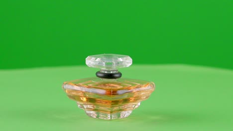 Damenduft,-Kurze-Parfümflasche-Im-Minimaßstab,-Elegant-Für-Modell-Auf-Einem-Plattenspieler-Mit-Greenscreen-Zur-Hintergrundentfernung-3D