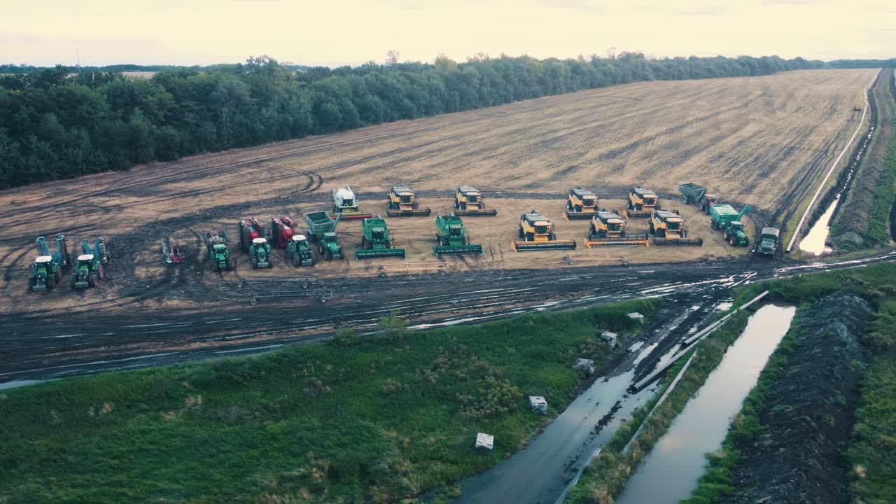 에 있는 농장 장비와 기계