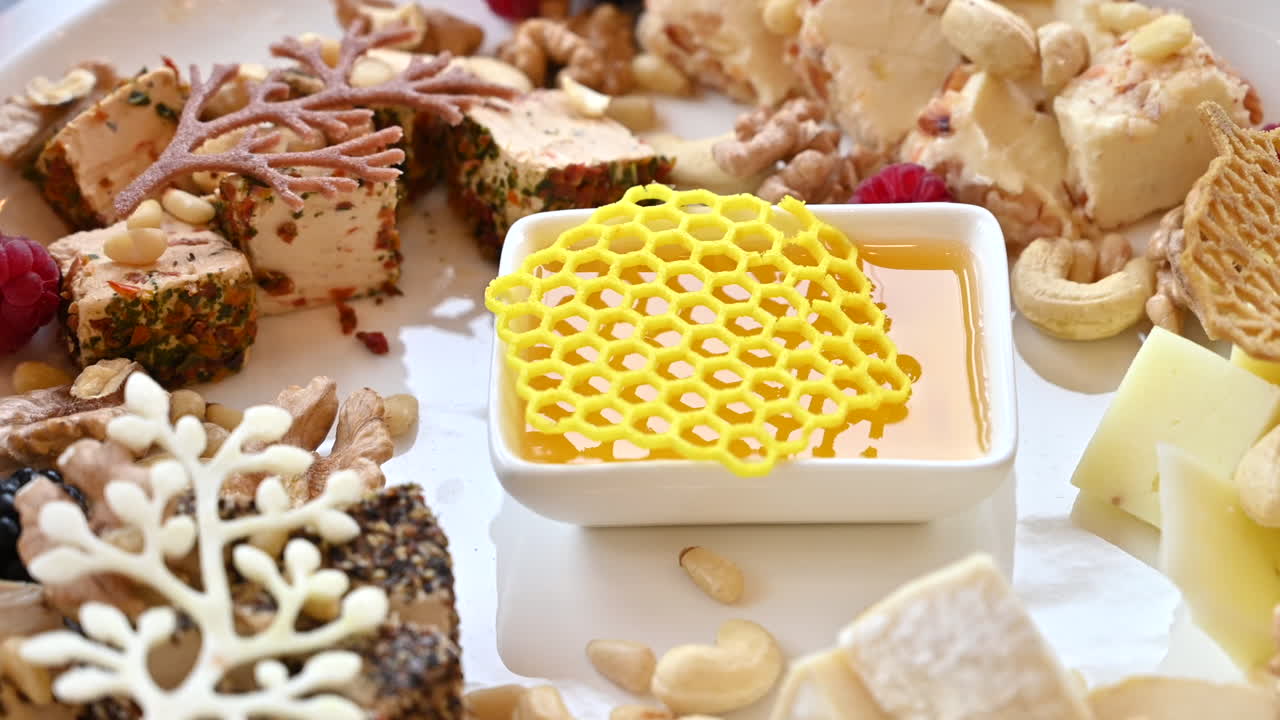 Piatto di formaggi con frutti di bosco e miele su un tavolo al ristorante
