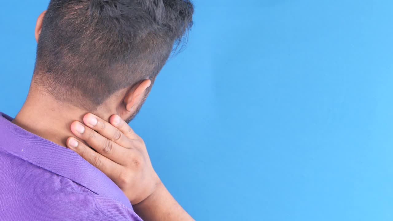 hombre con dolor de cuello