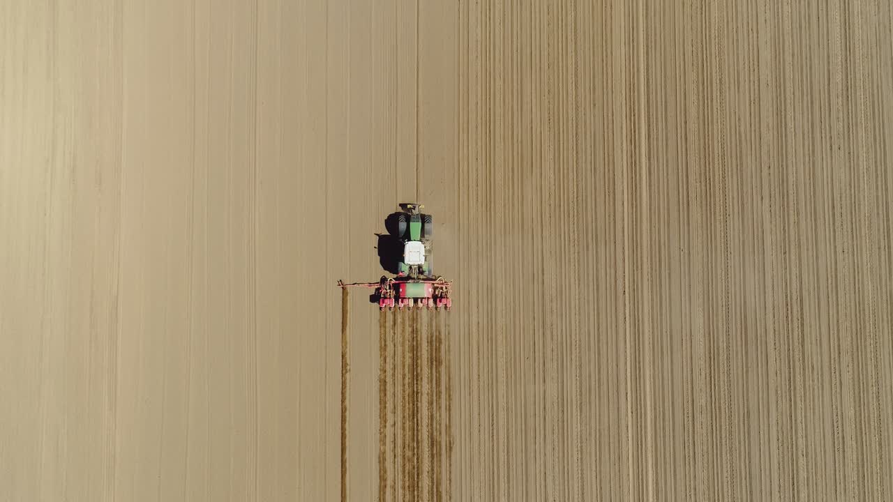 Trattore in aratura su campo agricolo, vista aerea 1