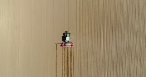 antena de tractor en campo de cosecha arando campo agrícola 1