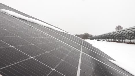 Sonnenkollektoren-Im-Winter.-Solarenergie-Im-Winter