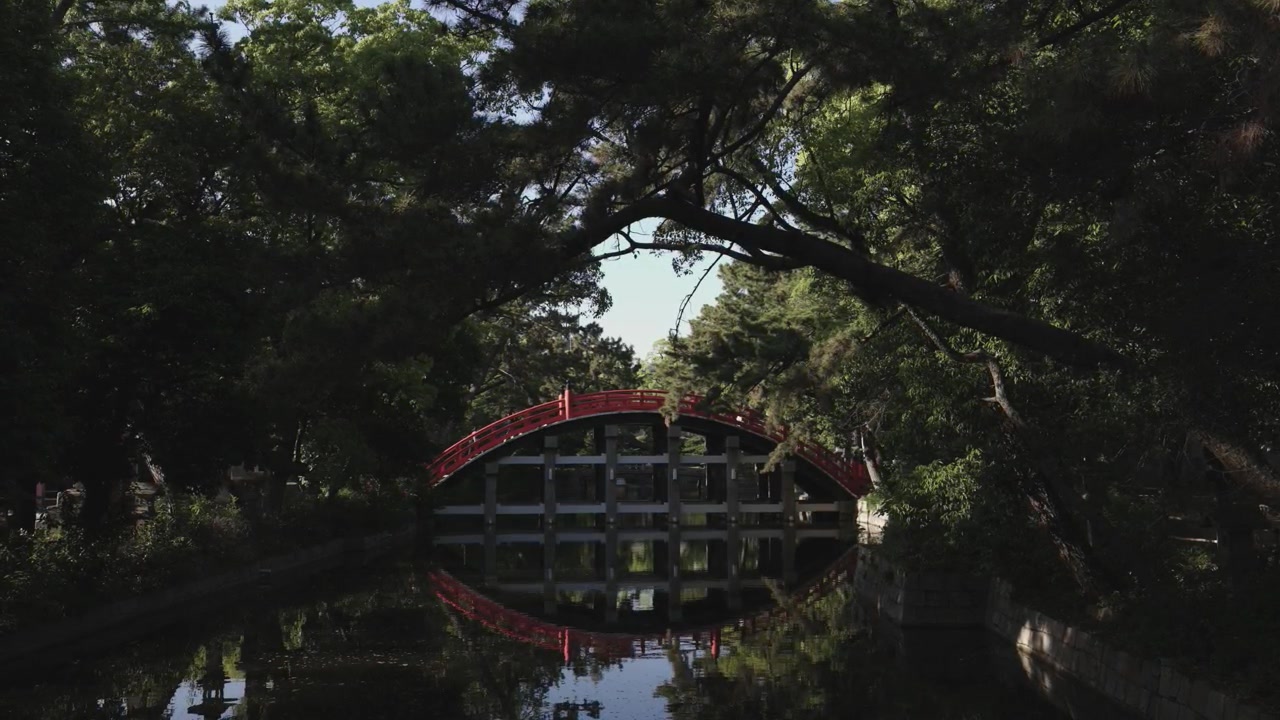 Vista del Ponte Sorihashi a Osaka, pomeriggio estivo.