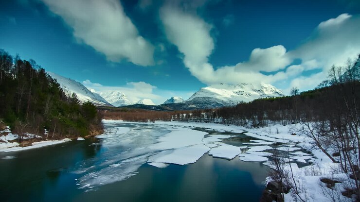 Splendido timelapse cinematografico di un fiume ghiacciato che si scioglie