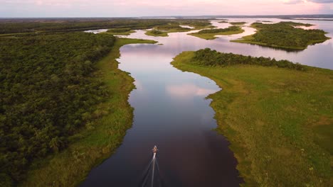 barco en el río paraná