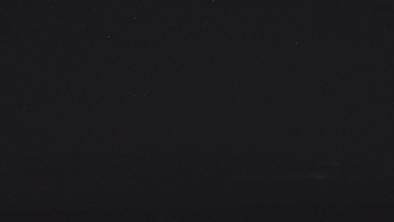 Lynblink oplyser stormskyer på den mørke nattehimmel