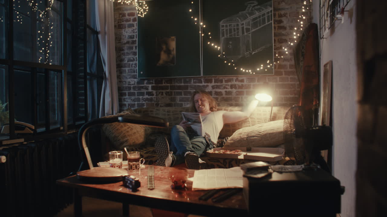 мужчина отдыхает дома.