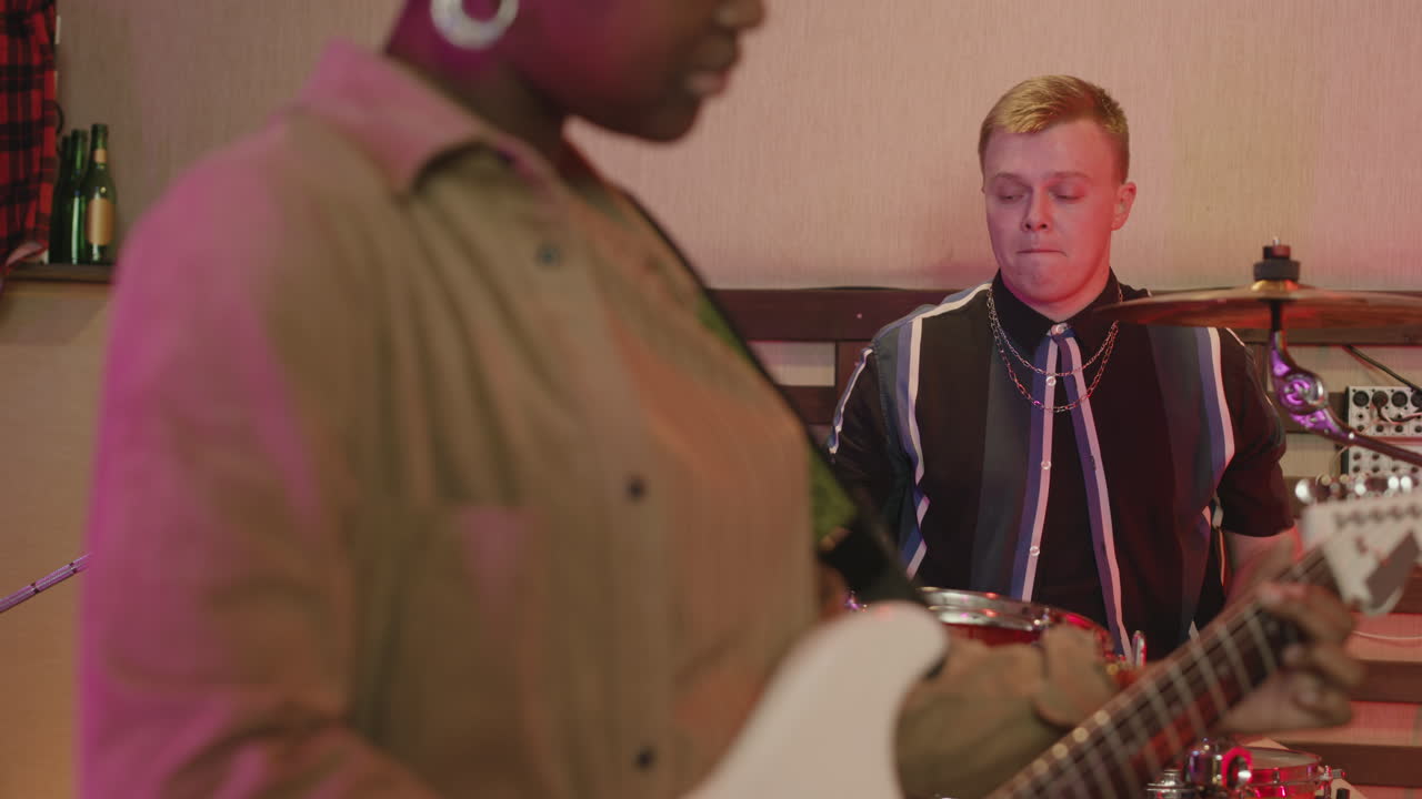 녹음 스튜디오 4에서 리허설하는 다민족 음악 밴드