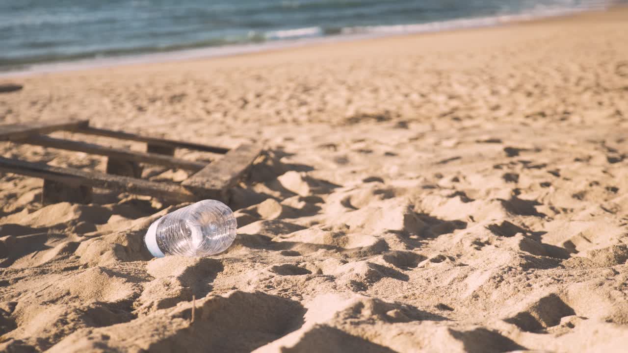 모래사장에 버려진 플라스틱 물병