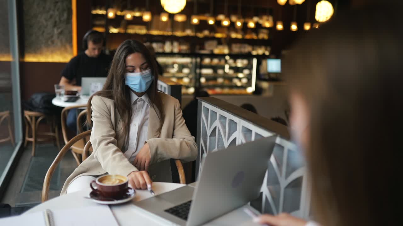 mujeres de negocios se reúnen en un café durante la pandemia