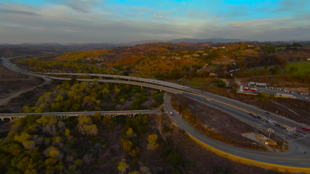 캘리포니아 76번 고속도로의 무인 항공기 보기