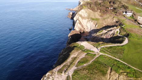 Vista-Delantera-De-La-Antena-Del-Orificio-De-La-Escalera-En-Lulworth-Cove-Dorset,-Inglaterra