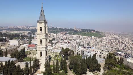 imágenes aéreas de una gran torre de iglesia en la ciudad vieja de jerusalén