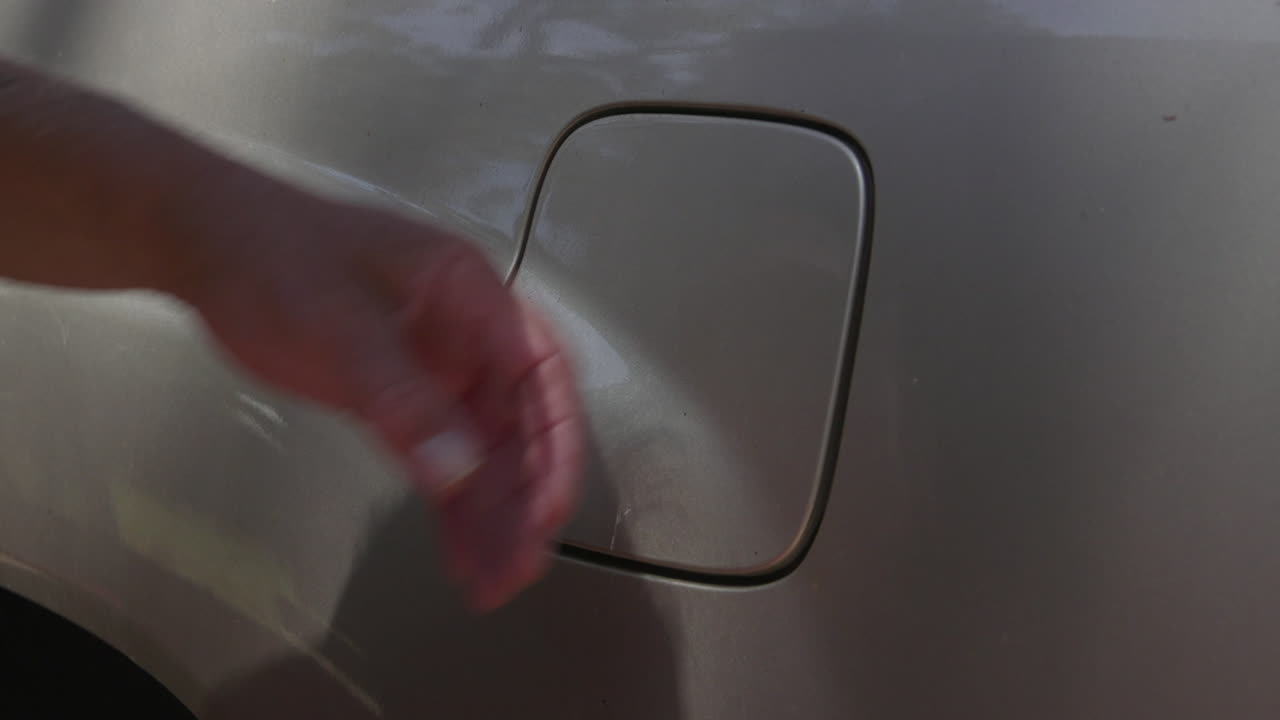 Replacing the fuel cap on a motor vehicle