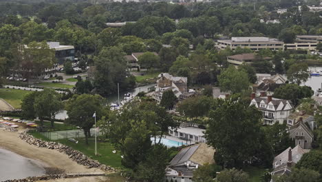 Stamford-Connecticut-Aerial-V2-Zoomed-Drone-Sobrevuelo-Barrio-Residencial-Junto-Al-Agua-Capturando-Casas-De-Lujo-Con-Muelle-Y-Parque-De-Playa-Recreativo---Filmado-Con-Mavic-3-Pro-Cine---Octubre-De-2023