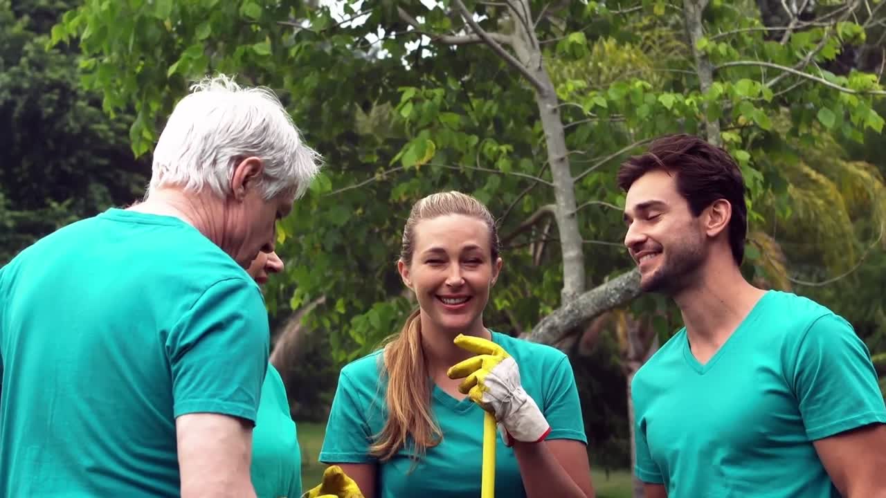 웃는 자원봉사자들이 서로 소통하고 있습니다.