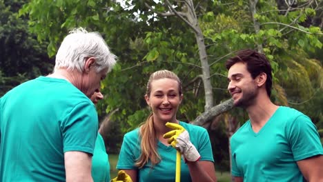 voluntarios sonrientes interactuando entre sí