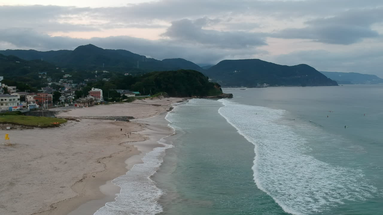 흐린 날에 아름다운 바다와 산의 공중 전망 - 드론 샷