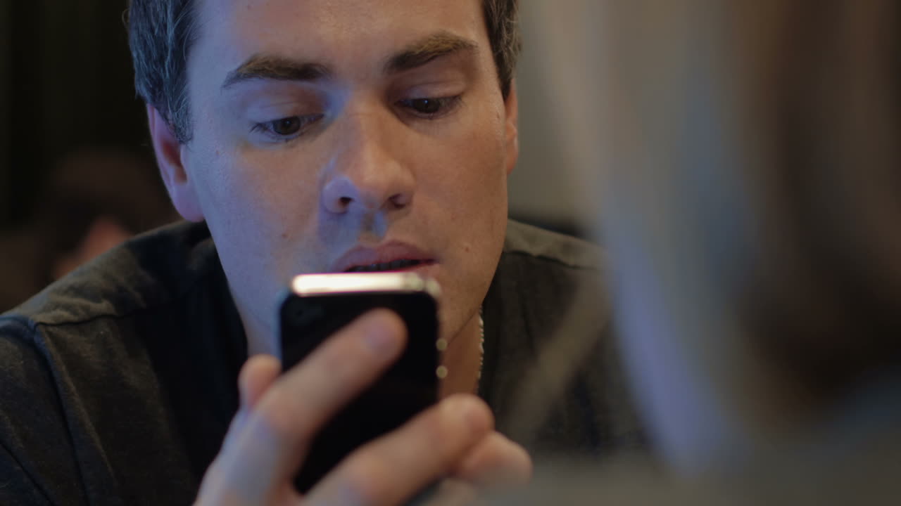 мужчина использует сотовый и разговаривает с женщиной