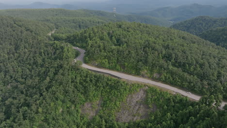 amplias imágenes aéreas que muestran un camino montañoso con curvas entre las verdes montañas y valles del sur de virginia
