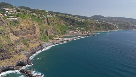 Coast-of-Madeira-in-Madeira,-Portugal,-establish-shot-in-slow-motion