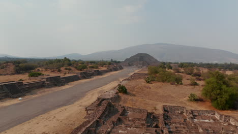 Vista-De-ángulo-Alto-De-La-Avenida-De-Los-Muertos-Con-La-Pirámide-De-La-Luna-En-Primer-Plano.-Vista-De-Drones-Del-Complejo-De-Teotihuacan-En-México-Con-El-Templo-De-La-Luna-Y-La-Ciudadela.-Patrimonio-Mundial-De-La-UNESCO