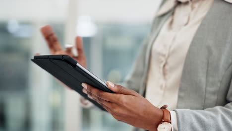 tableta, manos y persona de negocios en la oficina