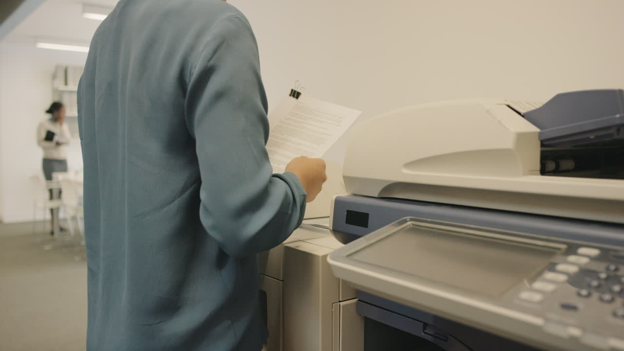 다양한 비즈니스 사무실에서 바쁜 활동 사업가들과 함께 일하는 멀티 태스킹 직장에서 성장 아이디어와 네트워킹을 논의합니다.