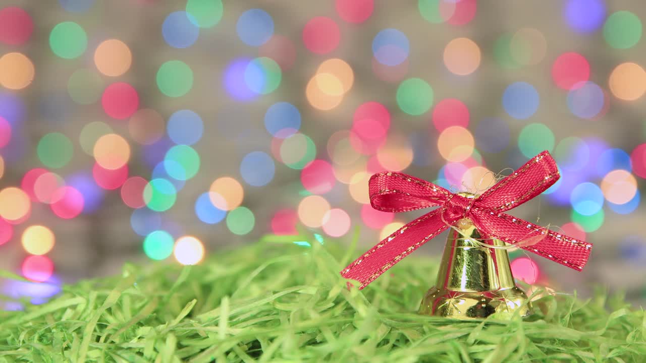 золотой рождественский колокол на зеленом украшении, рождественское фоновое изображение, место для копирования.