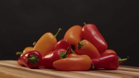 pimientos apilados girando sobre una tabla para cortar