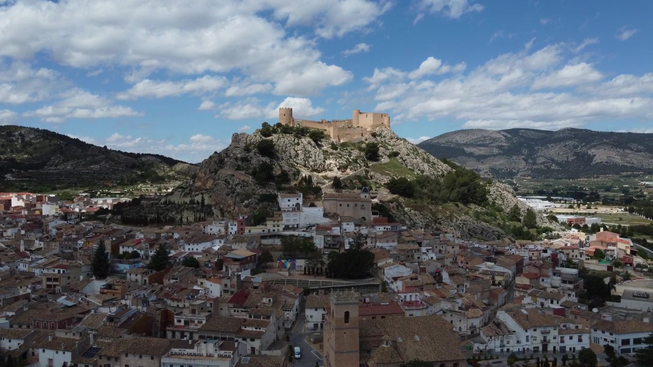 Volando lejos del casco antiguo y el castillo de Castalla, España