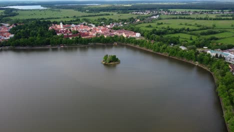 Imágenes-Aéreas-De-Un-Pequeño-Pueblo-Histórico-Trebon-Rodeado-Por-Un-Gran-Estanque-Con-Islote