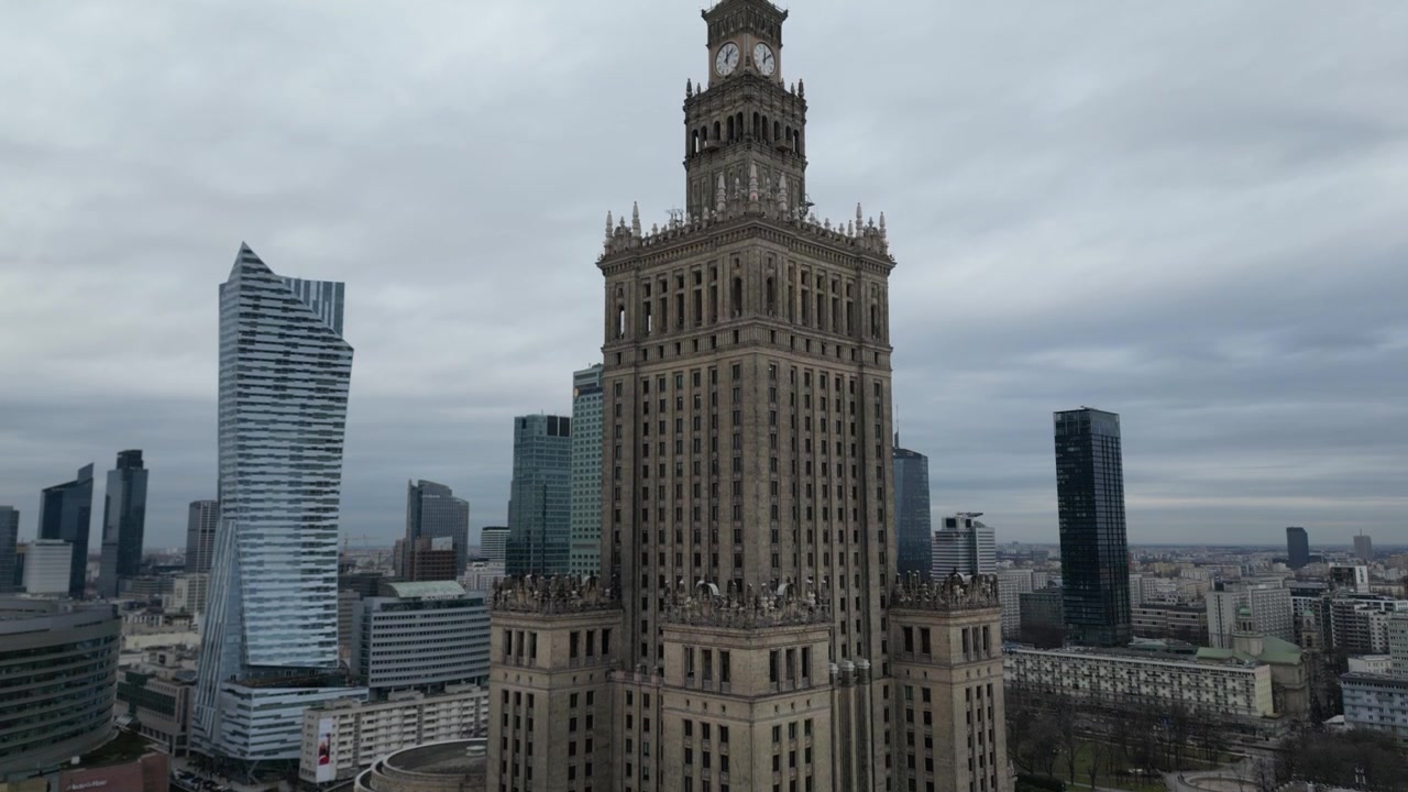Rekaman drone sinematik yang menampilkan cakrawala Warsawa dan Menara Varso yang ikonik