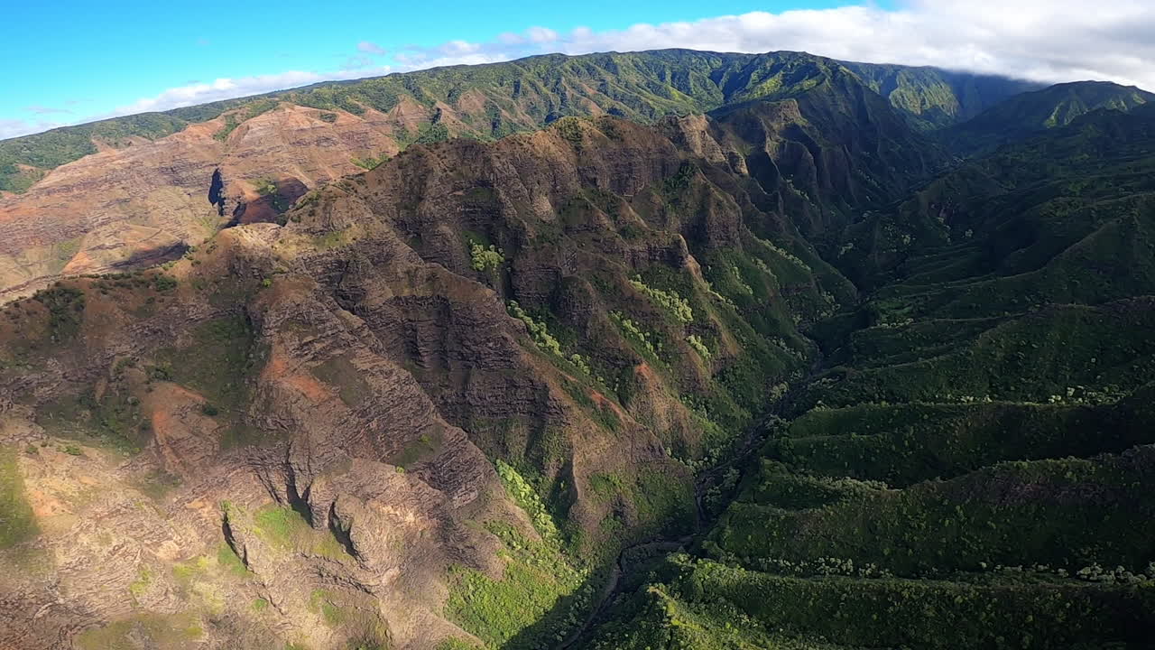 카우아이 하와이의 구불구불한 언덕과 푸른 풍경의 조감도