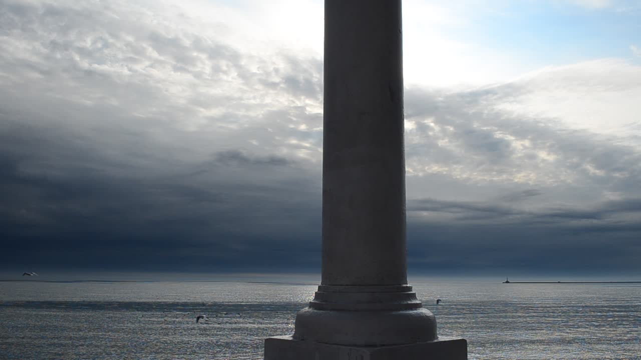 Prieel tegen de lucht en de zee. Opname tegen de avond.