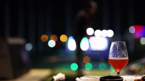 campo de golf con una bebida en el foco