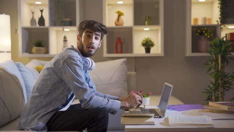 el estudiante mirando la computadora portátil con asombro.