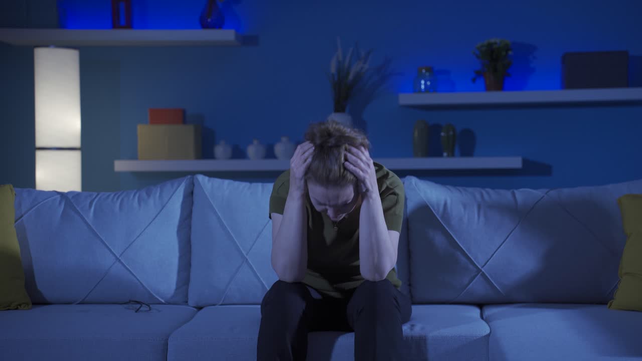 una mujer que tiene un colapso nervioso en casa está gritando.