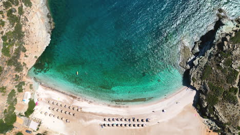 Video-Aéreo-Con-Drones-De-La-Icónica-Bahía-Turquesa-Y-Zafiro-Y-La-Playa-De-Andros,-Cícladas,-Grecia