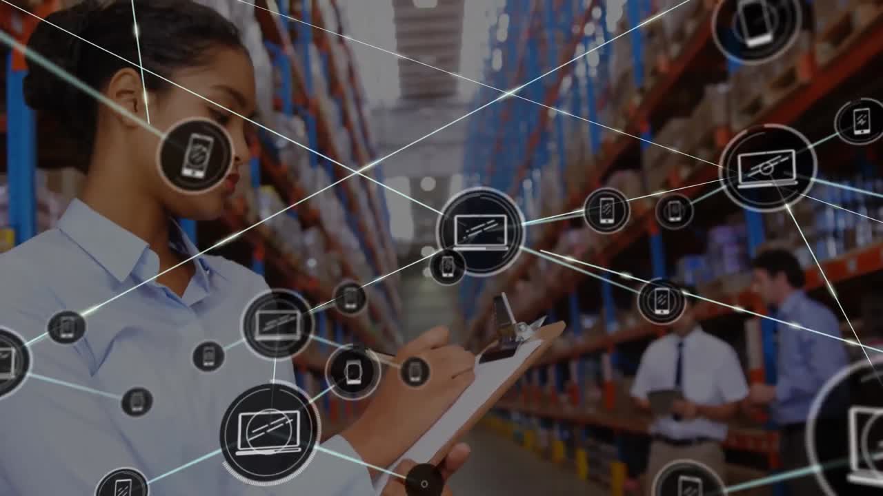 animación de la red de conexiones con iconos sobre mujer biracial trabajando en el almacén.