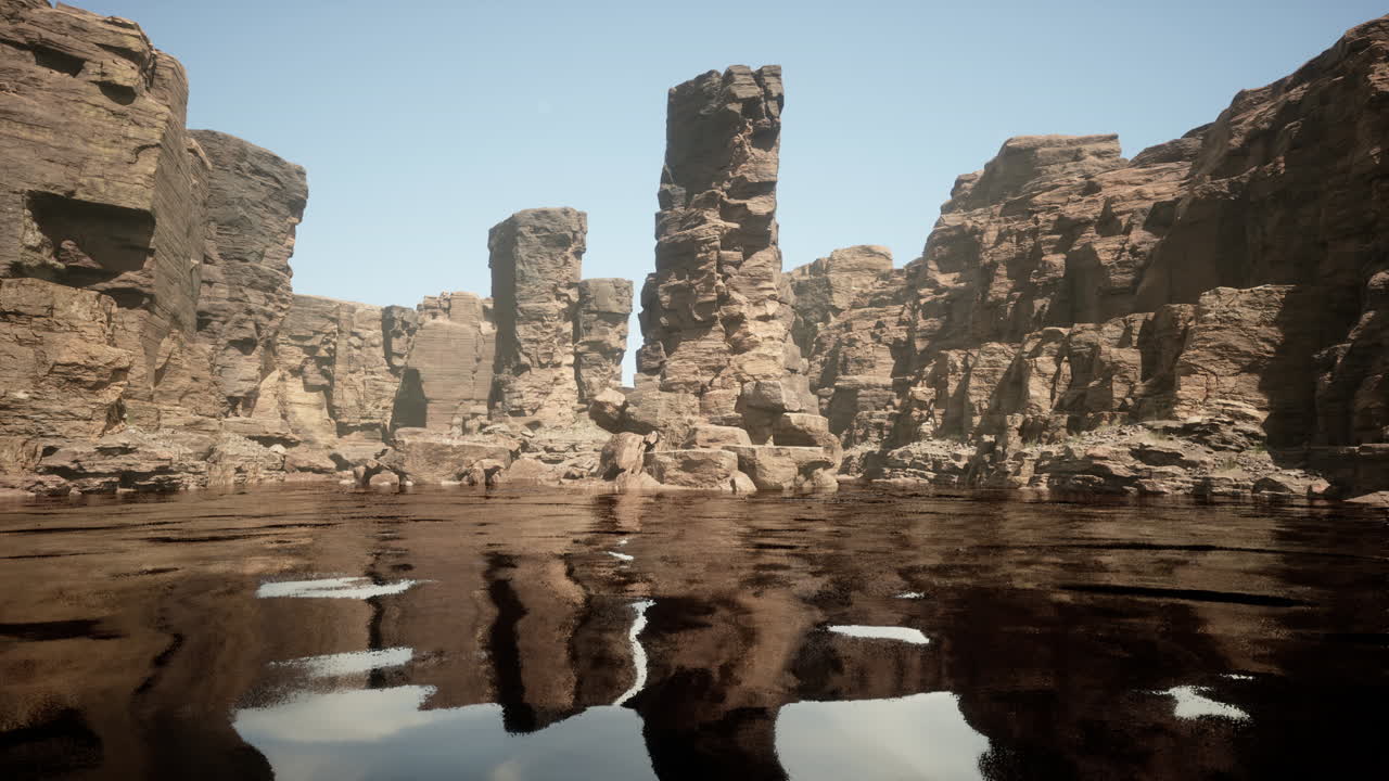 красный скальный каньон с отражением неподвижной воды