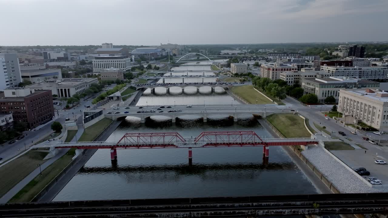 puentes sobre el río des moines en des moines, iowa con video de drones moviéndose hacia arriba