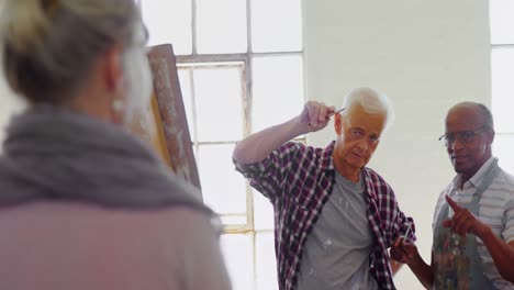 artistas interactuando entre sí mientras dibujan 4k