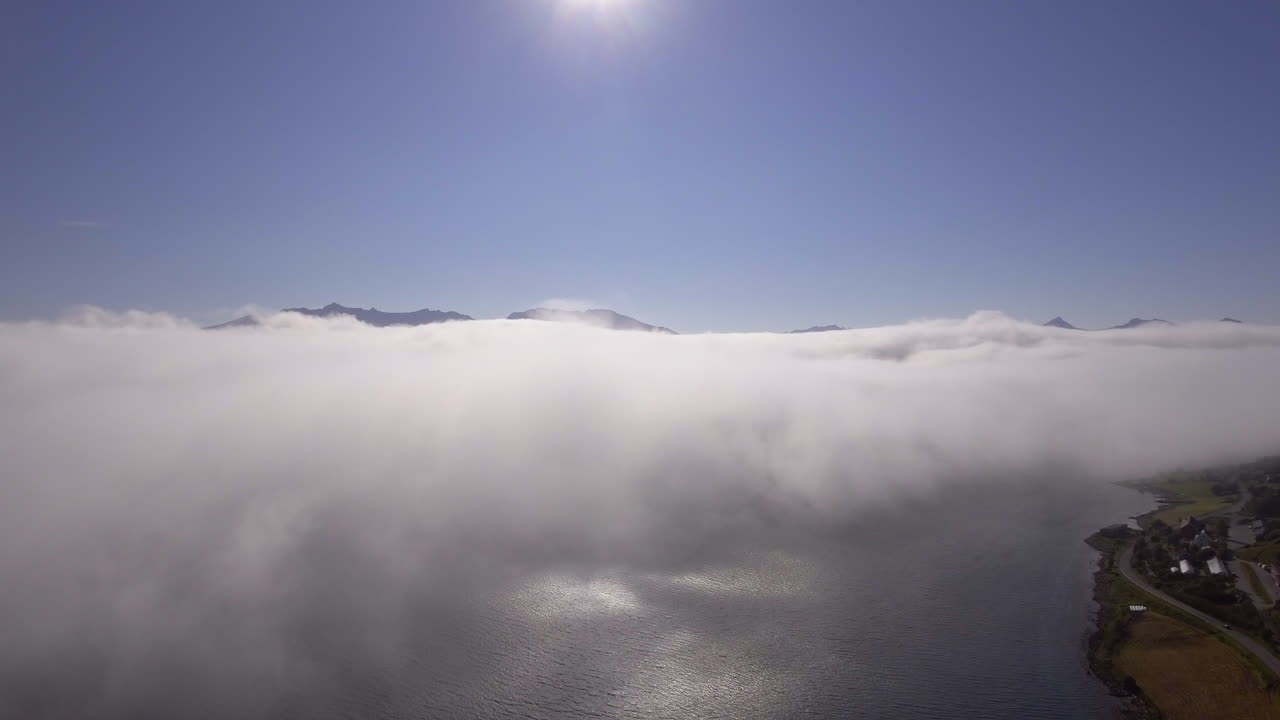 피오르드 위 에 떠다니는 구름 의 공중 사진